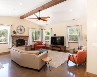 535 Stanton in Arroyo Grande - Santa Maria - Living room
