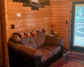 Cozy 2-bedroom cabin in charming Whittier with WiFi, AC - Whittier - Living room