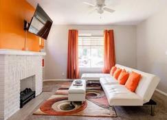 La Naranja Retreat - Cozy Duplex Near Downtown With Parking, 300 Mb Wifi & Self Check In - Cleveland - Living room