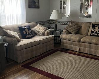 Bigfoot hideaway at Lake Ft.Gibson - Wagoner - Living room