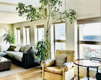 Huge Stylish Art Loft with Spa & Soaring Ceilings - Christchurch