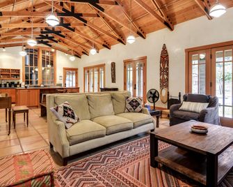 Stunning Country Retreat, Pool, Hottub, Views, 92 Acres - Forestville - Living room