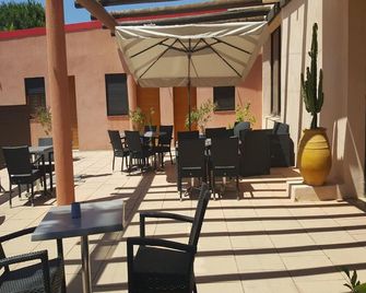 Hôtel L'Hacienda - Châteauneuf-les-Martigues - Patio