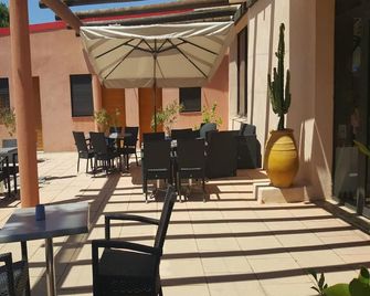Hôtel L'Hacienda - Châteauneuf-les-Martigues - Patio
