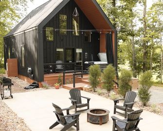Scandi Cabin•Hot Tub• 4 Electric Fireplaces• - Strasburg - Patio