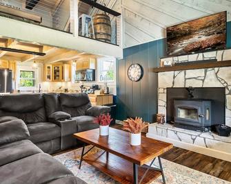 Hillside Haven - Kodak - Living room