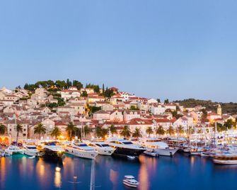 Adriana Hvar Spa Hotel - Hvar - Vista del exterior