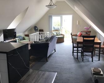 Remodeled 2-BR Pacific Heights,SF Gem with Deck in Historic 1883 Building - San Francisco - Salon