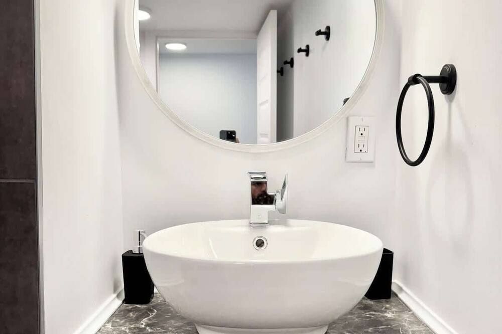 Ste-Foy urban area - 4 bedrooms - Spa - EV chrger - Quebec