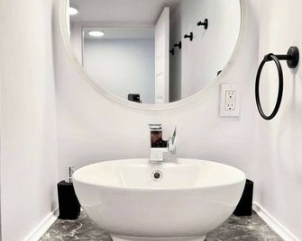 Ste-Foy urban area - 4 bedrooms - Spa - EV chrger - Quebec