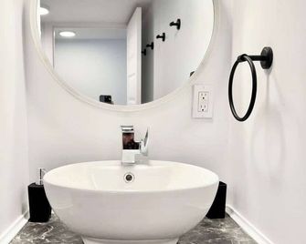 Ste-Foy urban area - 4 bedrooms - Spa - EV chrger - Quebec