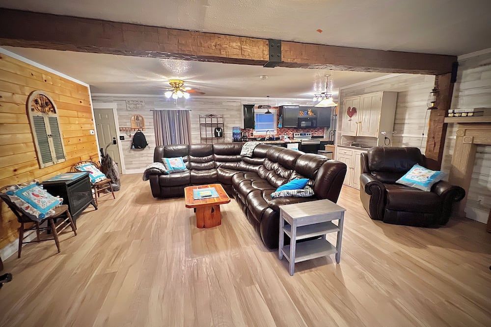 Private 4-Acre Country Woodland Retreat. Hot Tub. Pond. Fast Wifi. Gated Yard. - Fairfield - Lounge