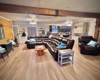 Private 4-Acre Country Woodland Retreat. Hot Tub. Pond. Fast Wifi. Gated Yard. - Fairfield - Lounge