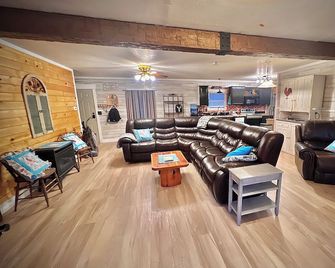 Private 4-Acre Country Woodland Retreat. Hot Tub. Pond. Fast Wifi. Gated Yard. - Fairfield - Lounge