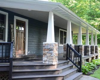 Grill, Hot Tub, Fire Pit, Game Room, Pond, Theater ~ Just 4 Mi. From Saugatuck! - Hamilton - Outdoors view