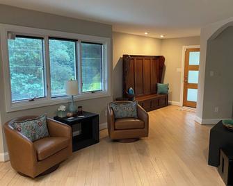 Luxurious riverfront Manor with 6 bedrooms and WiFi, AC in fabulous Midlothian - Midlothian - Living room