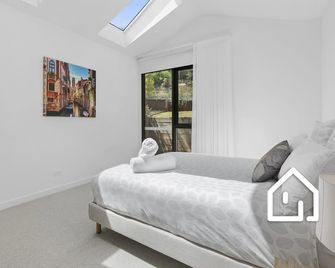 Villa Aquarius - Gas Heated Pool Spa Luxury - Blairgowrie - Bedroom