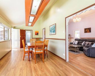 Welcome to Ben's Budget Apartment - Now with Air-conditioning! - Yeppoon - Dining room