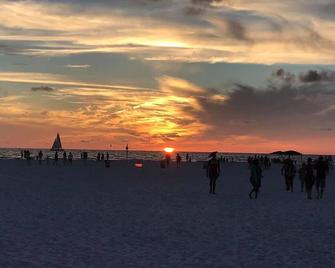 Barefoot Beach~updated Cozy Condo~wifi~beach Access~bbq Grills~heated Pool - Indian Shores - Outdoors view