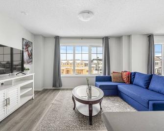 4 Bedroom Town Home with Free Banff Pass, Garage Parking, Fast WiFi, Smart TV with Netflix, Fully Equipped Kitchen, Sleeps 10, Ideal for Families - Airdrie - Living room