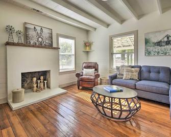 Peaceful Schulenburg Farmhouse w/ Fire Pit & Grill - Schulenburg - Living room