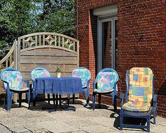 Ferienwohnung Ost - Ferienhof Tannen in Thunum bei Bensersiel - Esens - Patio