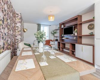 Luxury Retreat For 10 - Short Lets & Serviced Accommodation Manchester With Hot Tub and Spacious Garden - Manchester - Salon