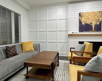 Entire house with 5 bedrooms across BU - Brandon - Living room