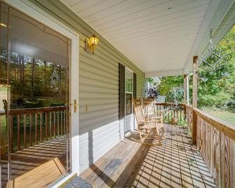 Candler Home with Large Deck Hike, Bike and Unwind! - Candler - Parveke