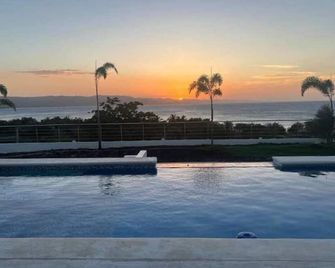 Luxury Beach Front Villa with Private pool and stunning Ocean View! - Villa Isabela - Piscina