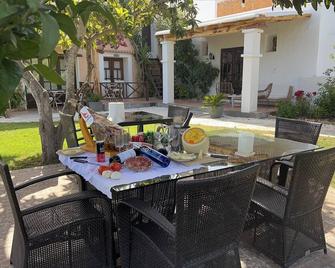 rural property ideal for couples who enjoy the natural surroundings and tranquility. - San Antonio de Portmany - Patio