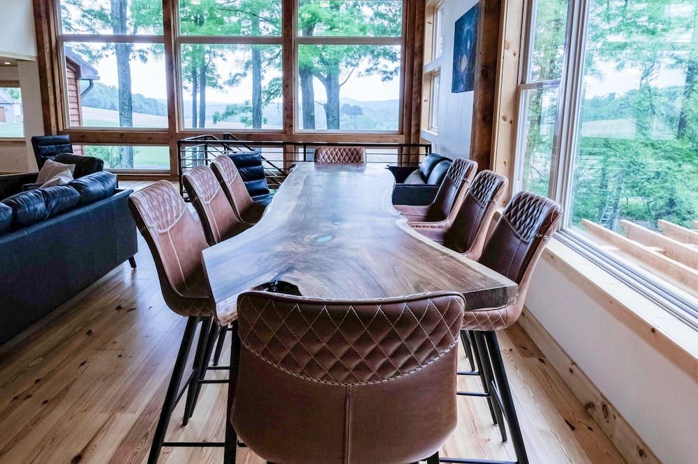 Mount Nittany Lodge - Luxury Mountaintop Home, Chef's Kitchen, 5 BR's 4 Baths