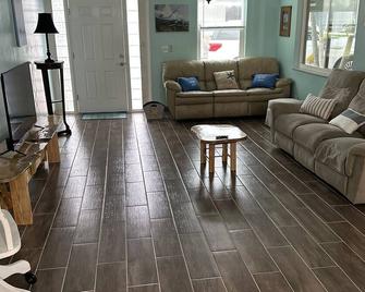 Beachtown Large Private Beautiful remodeled home, Exceptional Location, Pet OK - Vero Beach