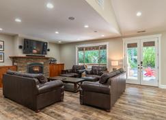 Beautiful Home Near Bandon Dunes - Bandon - Living room