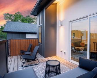 Your St Elmo Getaway for Rock City & Ruby Falls, 2BD townhome, 6 min to downtown - Chattanooga - Balcony