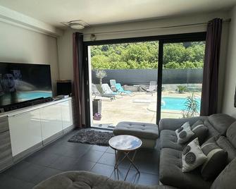 8-bed house with private pool, secured by electric gate. - Bernin - Salon