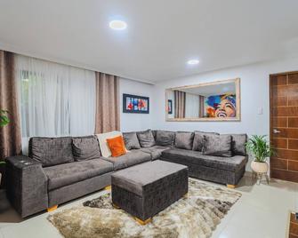 Spacious 5-Bedroom Palace in Beautiful Cartagena Minutes from The Walled City - Cartagena - Stue