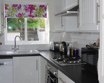 Cosy Cotswold Cottage - Penny Cottage - pet friendly - sleeps 2 - Winchcombe - Kitchen
