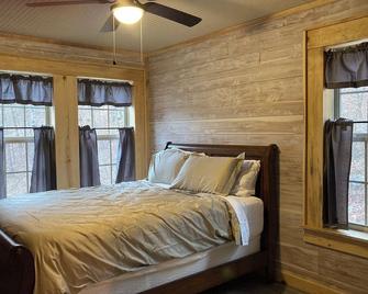 Spacious cabin 2 miles to Mill Creek OHV/ATV trailhead and half mile to the Mulberry River at Cass Arkansas. Get 10% per night book 5 days or more. - Ozark - Chambre