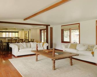 Hide & Seek Luxury Waterfront Villa & Retreat - Nagambie - Living room