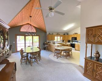 Large Lake House on 2.5 acres with 150 feet of shore front. - Lake Park - Dining room