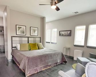 Fortunata Winery Villa #2, Cozy & Modern Retreat - Aubrey - Bedroom