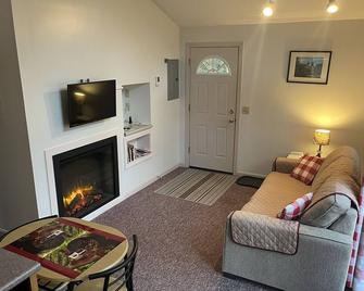 One Bedroom Cottage with Whirpool Tub - Norway - Living room