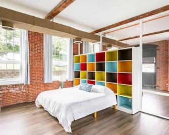 Jennifer's Vibrant Historic Brick Loft Private Apartment - Providence - Sypialnia