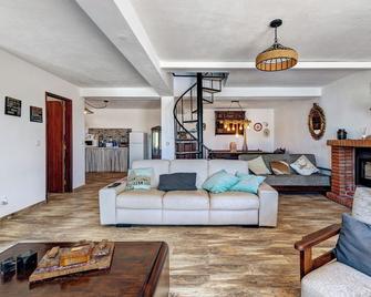 Holiday home 'Casa Girassol' with shared pool, private terrace, and Wi-Fi access - Azambuja - Sala de estar