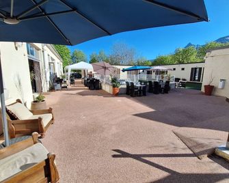 Hotel Le Connetable - Saint-Bonnet-en-Champsaur - Patio