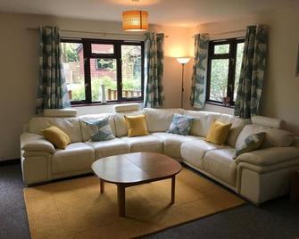 Prancing Hare Lodge Hot Tub - Carmarthen - Wohnzimmer