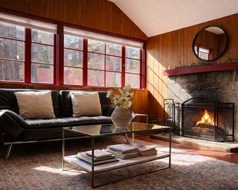 Peaceful Pines Stuga Near Ski Resort & Village - Wrightwood - Living room