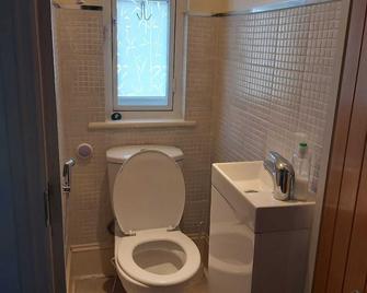 Home away from Home . The house is tidy , quiet . - Hounslow - Bathroom