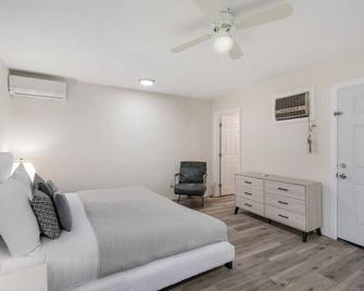 Newly Renovated Home Spacious Close 2 Hospital - San Bernardino - Bedroom